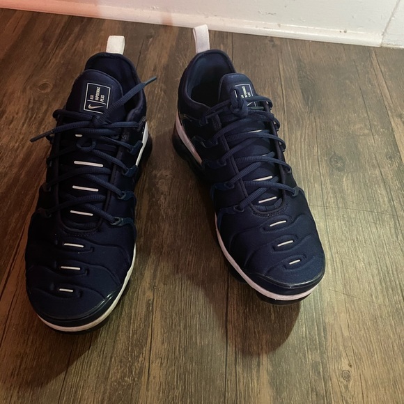 Shoes used 9/10.  Size 9.5 - Picture 5 of 6